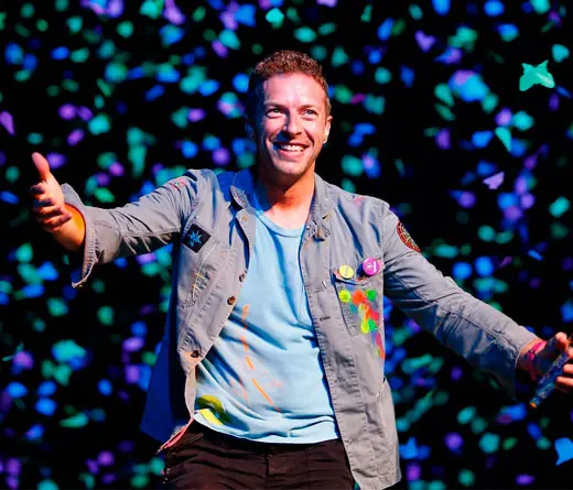 Mir a Chris Martin de Coldplay cantando 
